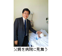 写真：父親を病院に見舞う