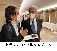 写真：地元マスコミの取材を受ける