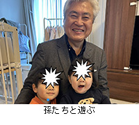 写真:孫たちと遊ぶ